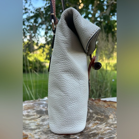 Dooney & Bourke White Pebble Grain Leather Toggle Crossbody EUC - Picture 12 of 17